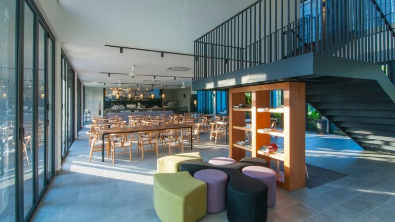 Dining hall that can serve corporate meals with external caterers